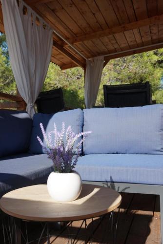 salon z niebieską kanapą i stołem w obiekcie DM mobile home w mieście Jezera