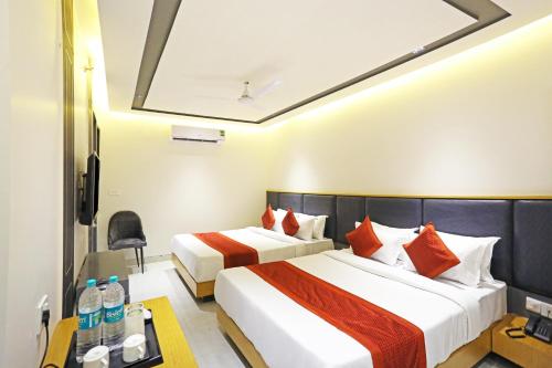 Rúm í herbergi á Hotel Apple Villa - Near Delhi Airport with Free Airport Transsfer