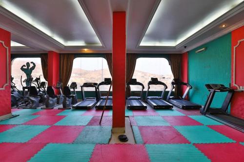 a gym with treadmills and exercise bikes in a room at فندق الفالح للوحدات الفندقيه in Al Baha