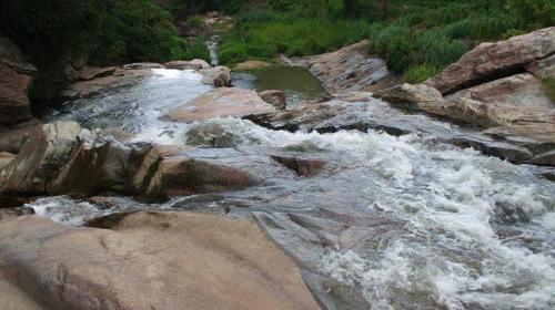 rzeka z rzeźbami na skałach w obiekcie M country home w mieście Mirahawatta