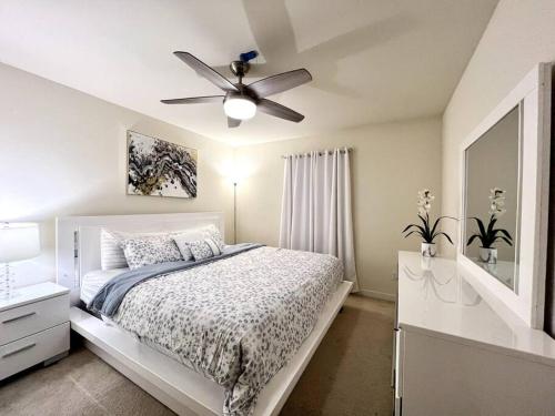 een slaapkamer met een bed en een plafondventilator bij EV4 DREAMZ VILLA Spacious and cozy in Everett