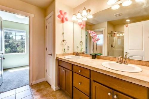 a bathroom with two sinks and a large mirror at EV4 DREAMZ VILLA Spacious and cozy in Everett