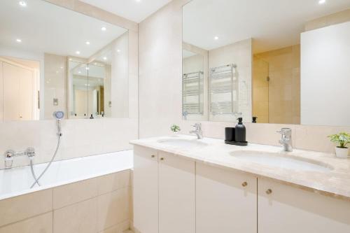 ein Bad mit 2 Waschbecken und einer Dusche in der Unterkunft Riverview 2 Bedroom and 2 Bath Apartment in London