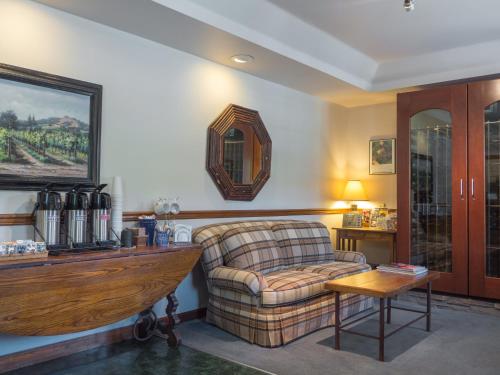 Wine Country Inn في جاكسونفيل: غرفة معيشة مع أريكة وطاولة