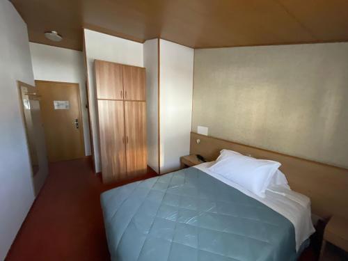 Postel nebo postele na pokoji v ubytování Hotel Tarvis