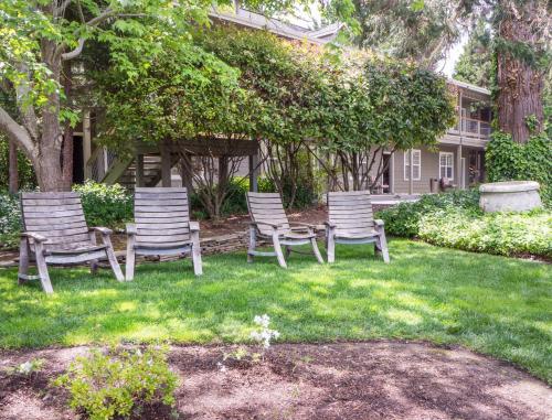 a group of chairs sitting in the grass in a yard at Wine Country Inn in Jacksonville