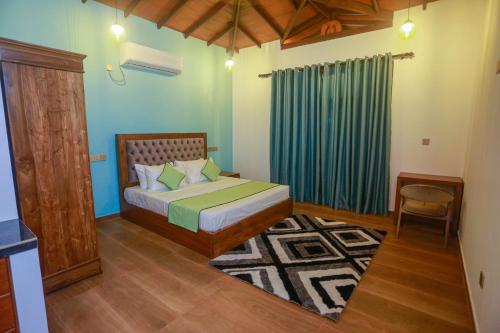 1 dormitorio con 1 cama y cortina verde en Valores Resort Ahangama, en Ahangama