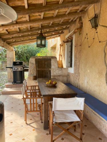 ファラニチュにあるFinca CanFirella Portocolomの屋外キッチン(木製テーブル、椅子付)