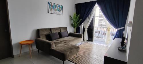 un soggiorno con divano e una grande finestra di Damai Homestay a Kajang
