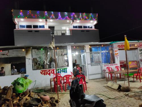 um restaurante com cadeiras vermelhas à frente à noite em Yadav bhojnalaya em Lalitpur