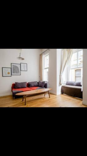 uma sala de estar com um sofá e duas janelas em METRİTİKAS APARTMENT em Istambul