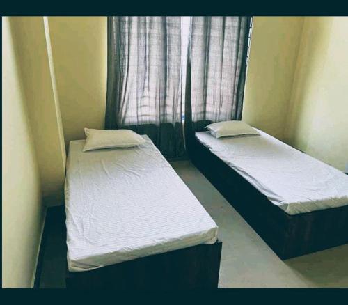 Ліжко або ліжка в номері BHAVISHA LUXURY HOSTEL