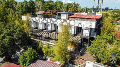 einen Blick über ein Gebäude mit Bäumen in der Unterkunft Containers by Eco Hotel in Tagaytay