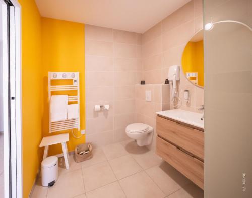 une salle de bain avec toilettes et lavabo dans l'établissement Le Mâconnais Guest House, à Vinzelles
