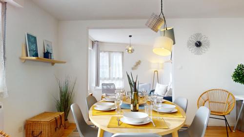 une salle à manger avec une table et des chaises en bois dans l'établissement Elegance, appartement 6 pers 1 parking, à Colmar