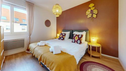 une chambre avec un grand lit et une fenêtre dans l'établissement Elegance, appartement 6 pers 1 parking, à Colmar