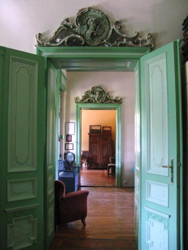 a hallway with a green door and a room at Rózsilak in Balatonfüred