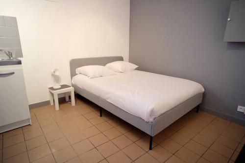 Cette chambre comprend un lit avec deux oreillers et une table. dans l'établissement Canal Varignon, à Caen