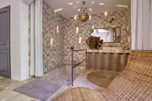 een badkamer met een wastafel en een spiegel bij Le Mas des Anges in Cabannes