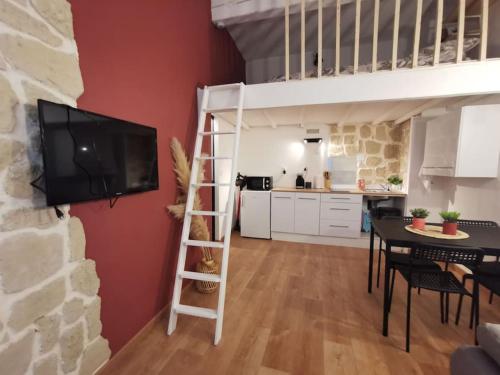 une chambre avec un lit mezzanine et une table à manger dans l'établissement Centre ville Montpellier - Appartement au coeur de l'écusson, à Montpellier