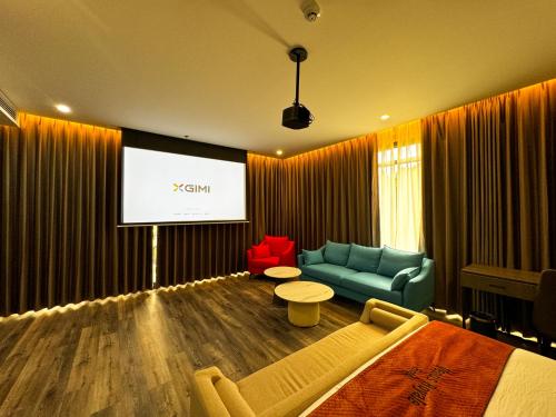 Venus Royale Hotel في كورون: غرفة معيشة بها أريكة وشاشة
