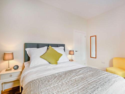 - une chambre avec un grand lit et une chaise jaune dans l'établissement 1 bed in Hawick 88731, à Hawick