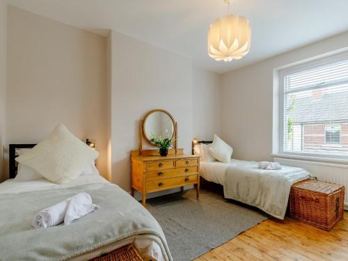 a bedroom with two beds and a mirror at 3 Bed in Chapel-En-Le-Frith 88180 in Chapel en le Frith