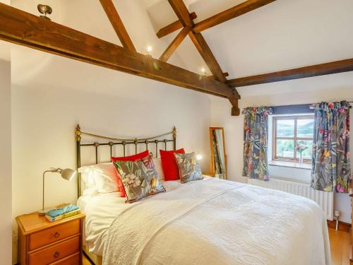 Bouthwaite的住宿－2 bed in Ramsgill 89166，一间卧室配有一张带红色枕头的大床