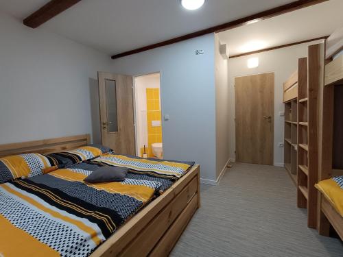 1 dormitorio con 2 camas y pasillo en Luční chalupa, en Velká Úpa