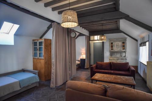 un soggiorno con divano e tavolo di Domaine de la Palombe a Villiers-Fossard