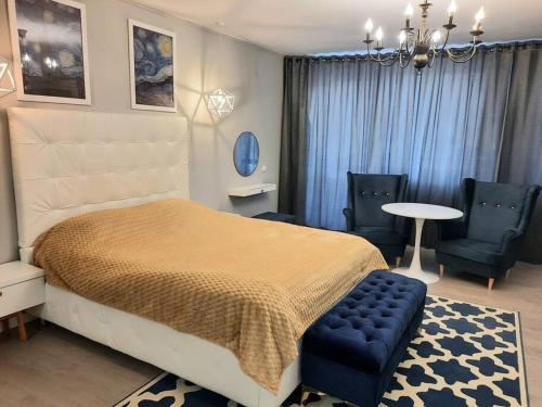 En eller flere senge i et værelse på Romantic Jacuzzi Luxury Apartment