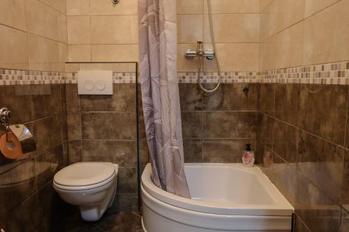 een badkamer met een toilet, een bad en een wastafel bij CHEZ Marthe, Organic Farm stay in Knin