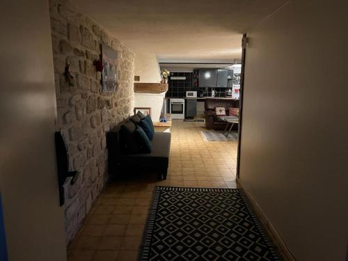 a living room with a couch and a kitchen at Appartement privatif de 60 m2 dans belle Maison proche de Disney et Paris in Villiers-sur-Marne