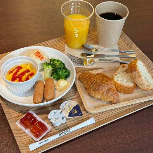 un vassoio con un piatto di prodotti per la colazione e una tazza di caffè di Folio Sakura Shinsaibashi Osaka by Banyan Group ad Osaka