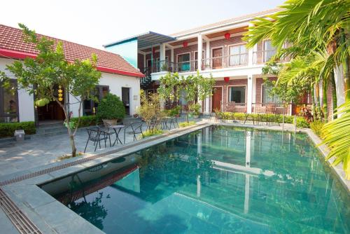 uma piscina em frente a um edifício em Mai Mountain Homestay em Ninh Binh