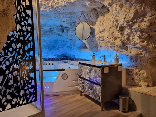 een badkamer met een bad en een wastafel bij Le clos des violettes in Amboise