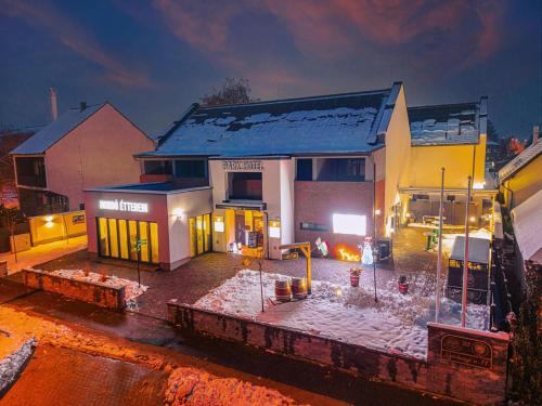 ein Haus wird mit Schnee auf dem Boden gebaut in der Unterkunft Park Hotel Bük-Bükfürdő in Bük