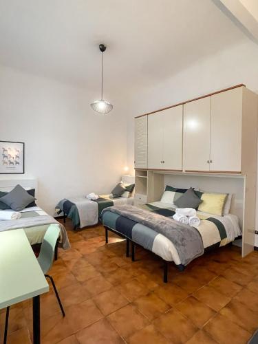 a room with two beds in a room at La Casa di Eli Appartamenti in Pisa