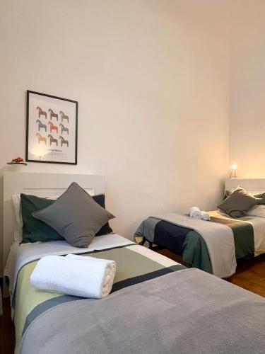 a room with two beds in a room at La Casa di Eli Appartamenti in Pisa