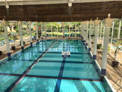 uma vista superior de uma piscina interior em דירה עם נוף לים בנאות גולף בריכה , ספא , חדר כושר em Caesarea