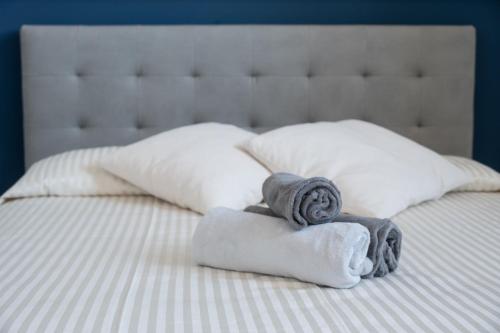 - un lit avec 2 serviettes et 2 oreillers dans l'établissement LEMON SUITES APARTMENTS, à Rome