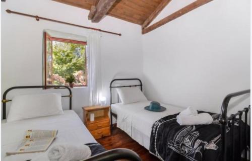Postel nebo postele na pokoji v ubytování Tranquil Kolivata lefkada Retreat House