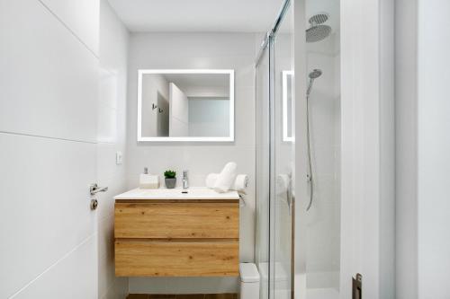 een badkamer met een wastafel en een douche bij Liomor Luxury in Caleta De Fuste