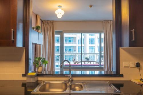 Η κουζίνα ή μικρή κουζίνα στο BellaVista 29 Boulevard 1 Bedroom Apartment with Extra Bedroom Partial Fountain Views