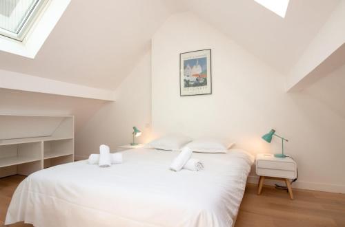 une chambre blanche avec un lit blanc et une fenêtre dans l'établissement Notting Hill duplex au calme 5 min du lac, à Annecy