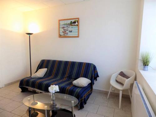 un salon avec un canapé et une table dans l'établissement Saint Georges de Didonne - APPARTEMENT rez-de-chaussée - mode TOUT à PIED, à Saint-Georges-de-Didonne
