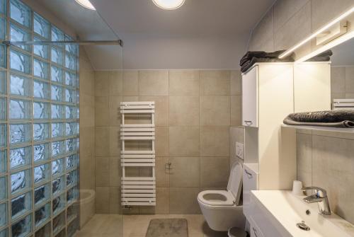 een badkamer met een toilet en een wastafel bij Villa Cecha B&b &Wellness in Oostende