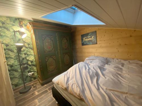 - une chambre avec un lit dans une pièce dotée d'une fenêtre dans l'établissement Appartement 290 Moulin B - 1200 Châtel - Linga, à Châtel