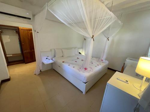 Ein Bett oder Betten in einem Zimmer der Unterkunft Sandies Baobab Beach Zanzibar