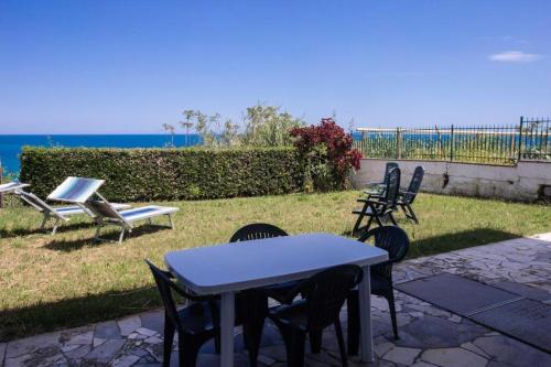 N127 - Numana, trilo con giardino e vista mare a 200 m. dalla spiaggia